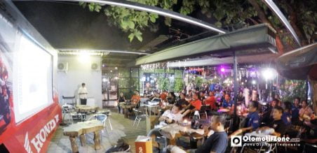 Suasana Nobar di Cafe de Oak, cukup tegang karena tontonan yang menarik