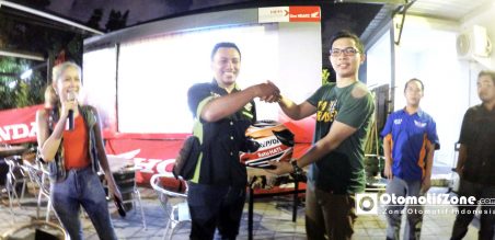 Hadaih Helm bagi peserta yang dapat menjawab prediksi balap