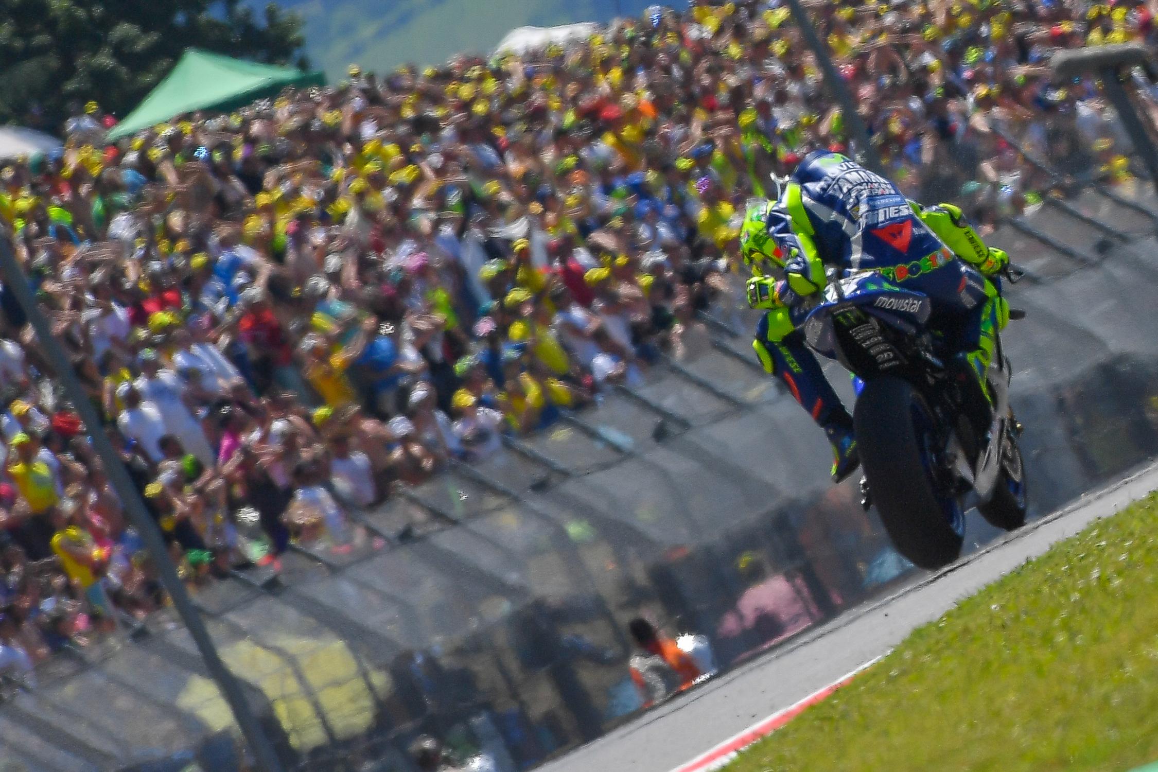 Valentino Rossi harus mengakhiri balapan karena mengalami kerusakan ada motornya
