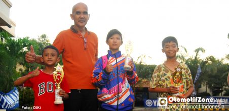 Frangky Laurens bagi piala kelas anak-anak