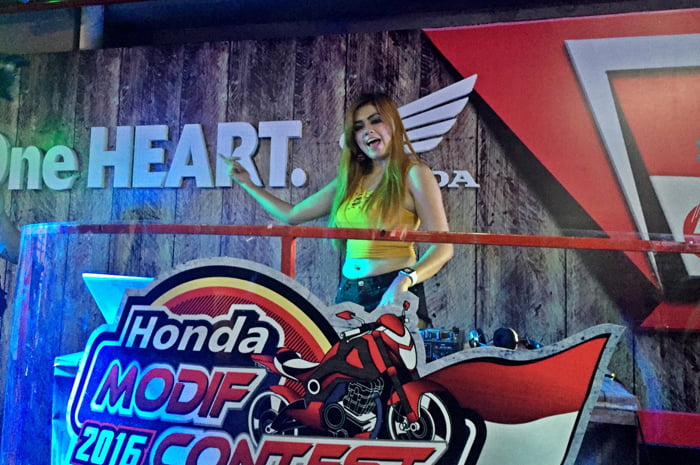 Penampilan DJ Nadine di Honda Modif Contest Cirebon