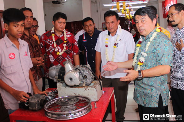 Ruang laboratorium jurusan Teknik Sepeda Motor Honda di SMK TI Muhammadiyah Cikampek