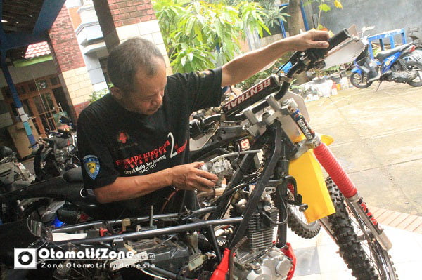 Masih di percaya setting KLX buat Joel Evans di Powertrack.