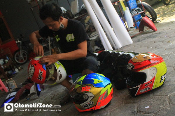 Orderan cat helm custom dari beberapa pembalap.