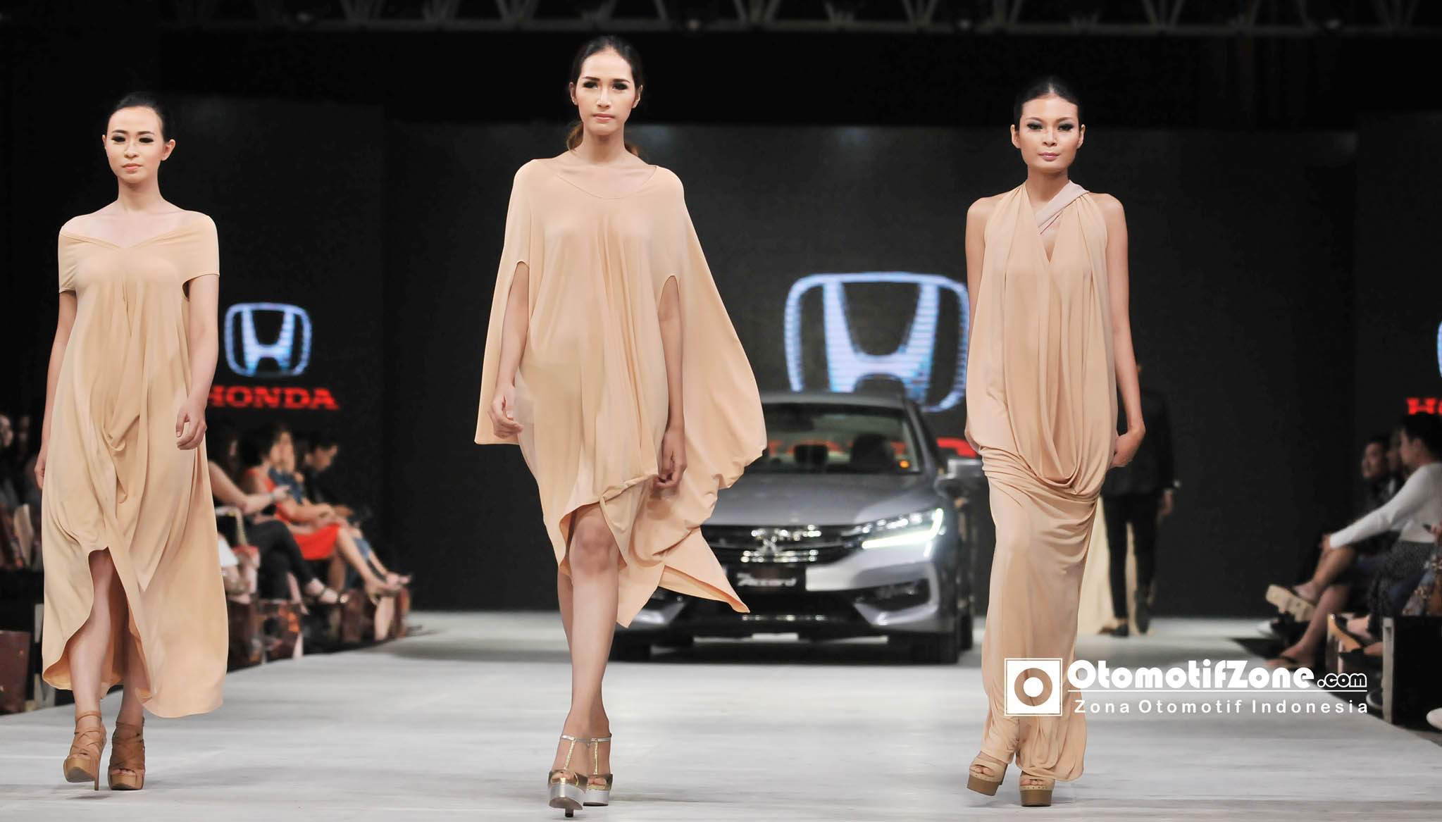 Para Model memperagakan busana rancangan designer Alben yang elegan dengan background New Honda Accord