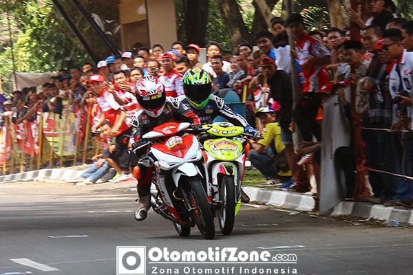 Senggolan antara Tri Agung SP dan Faisal Baharudin menjelang 20 meter akan finish