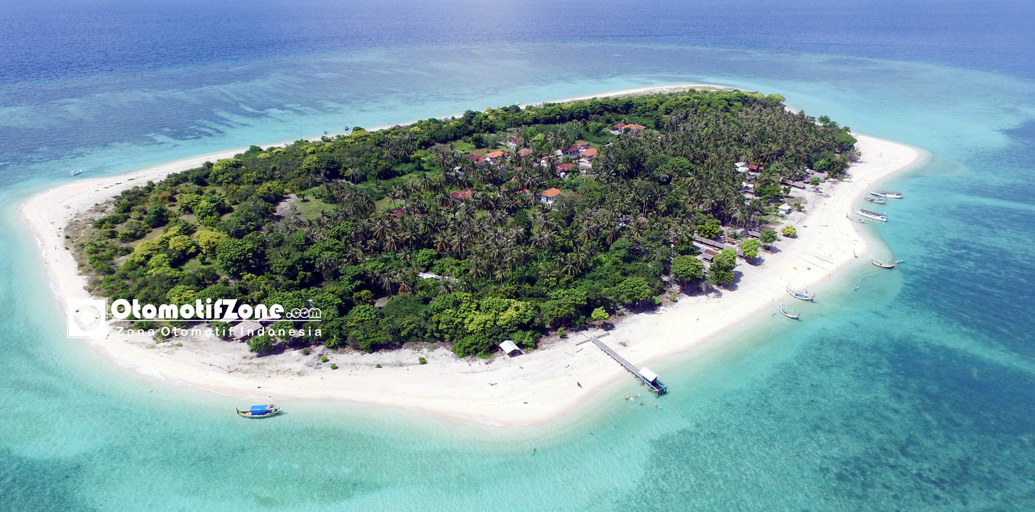 Kecantikan dan keindahan pulau Gili Labak, Madura saat difoto dari udara menggunakan drone