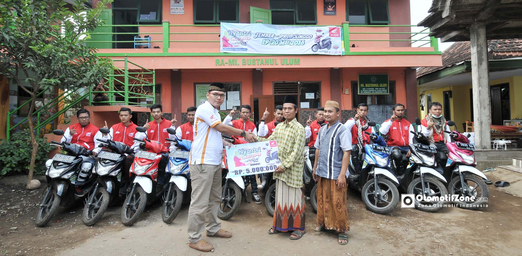 Budi Santoso,Marcomm Dept Head MPM (kiri) memberikan bantuan uang untuk Operasional Pondok Pesantren