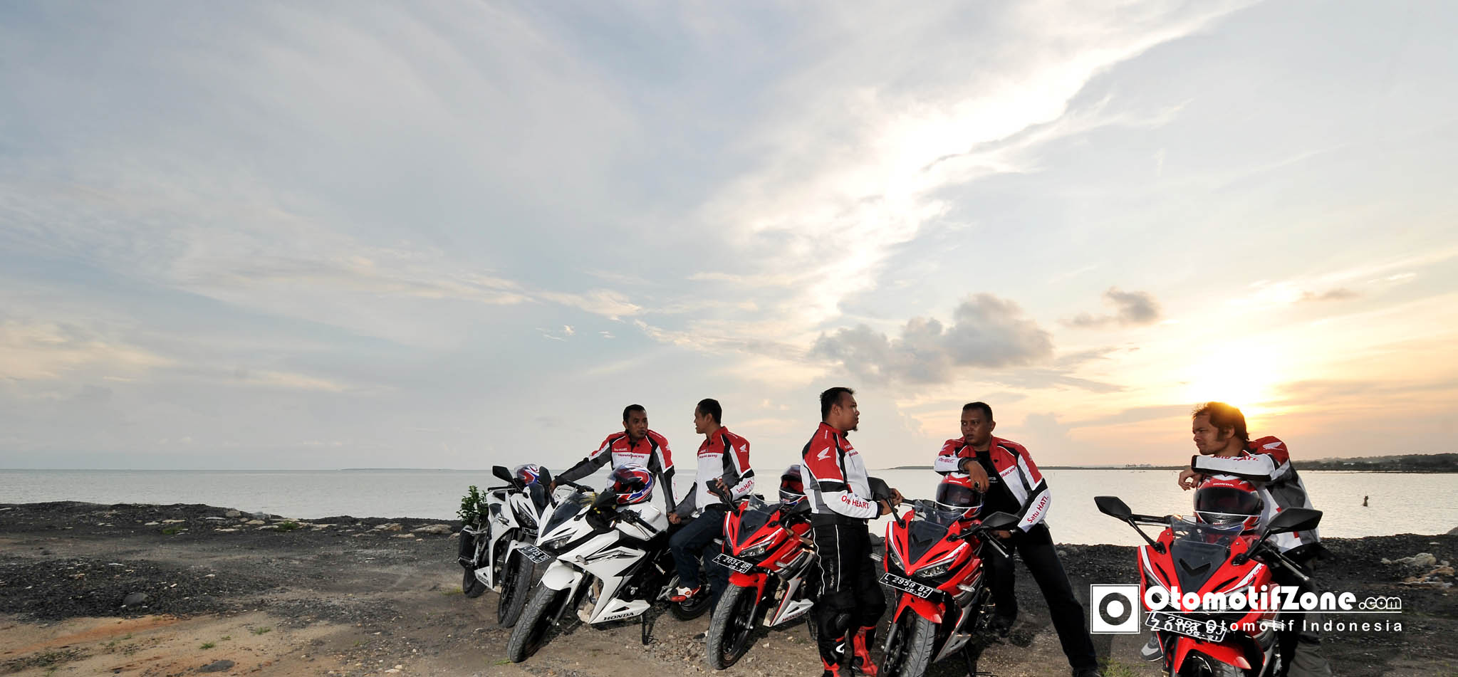 Awak media menikmati sunset di pantai Slopeng, sebelum bertolak ke Surabaya