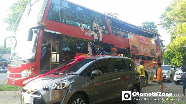 Memanjangkan pembeli pertama keliling kota Solo sebelum penyerahan mobil All New Toyota Sienta.