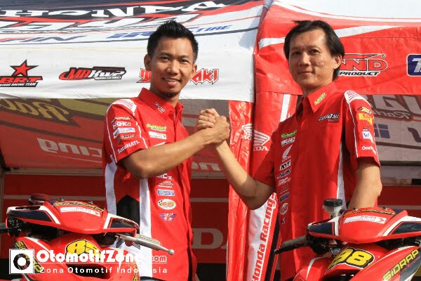 M. Arif Syaefudin, MPM Brand Activation & Motorsport bersama Rudi Hadinata.