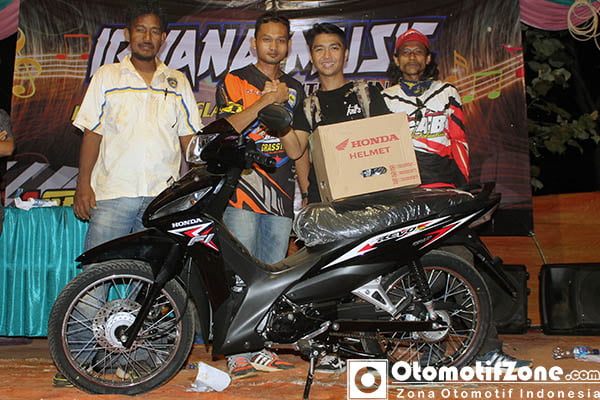 Penyerahan hadiah Juara Umum Kepada Ardiansyah