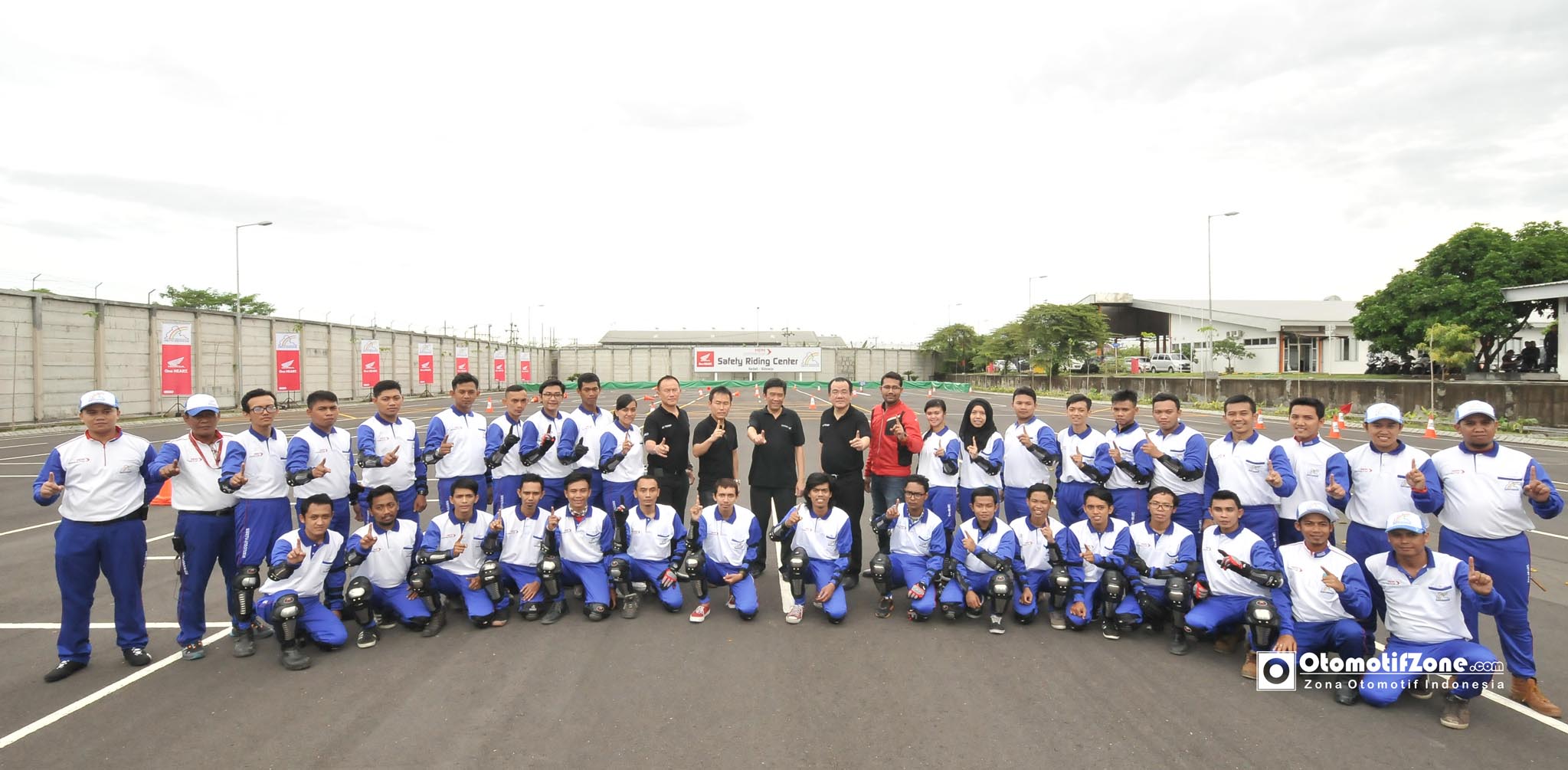 Direksi AHM dan Direksi MPM foto bersama dengan team safety riding MPM