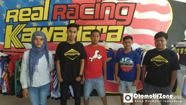 Syukuran kecil-kecilan Distro Real Racing Kawahara bersama karyawan dan pembalap.