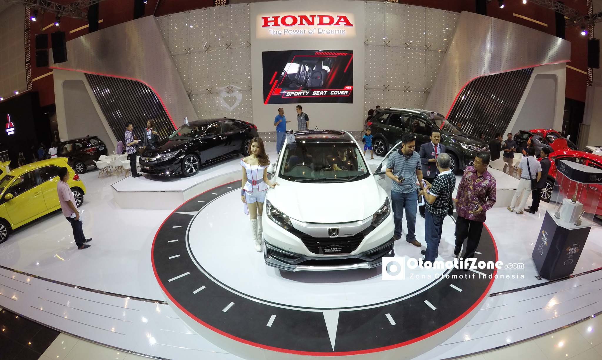 Beberapa pengunjung tampak melihat Honda HR-V 1.8L MUGEN