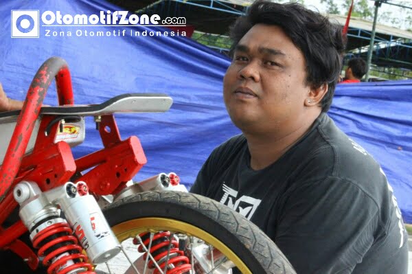 Wiku Gendut, teliti kondisi trek.