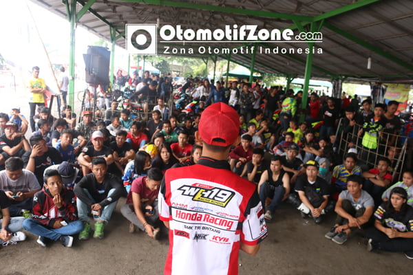 Pembalap-pembalap berkumpul dan terlihat antusias mendengarkan Tips & Trick yang disampaikan oleh pembalap asal Ciamis ini.