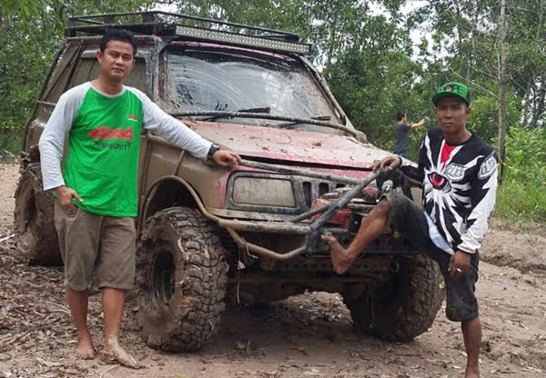 M. Supriandi Zamzam bersama mekanik Gogon