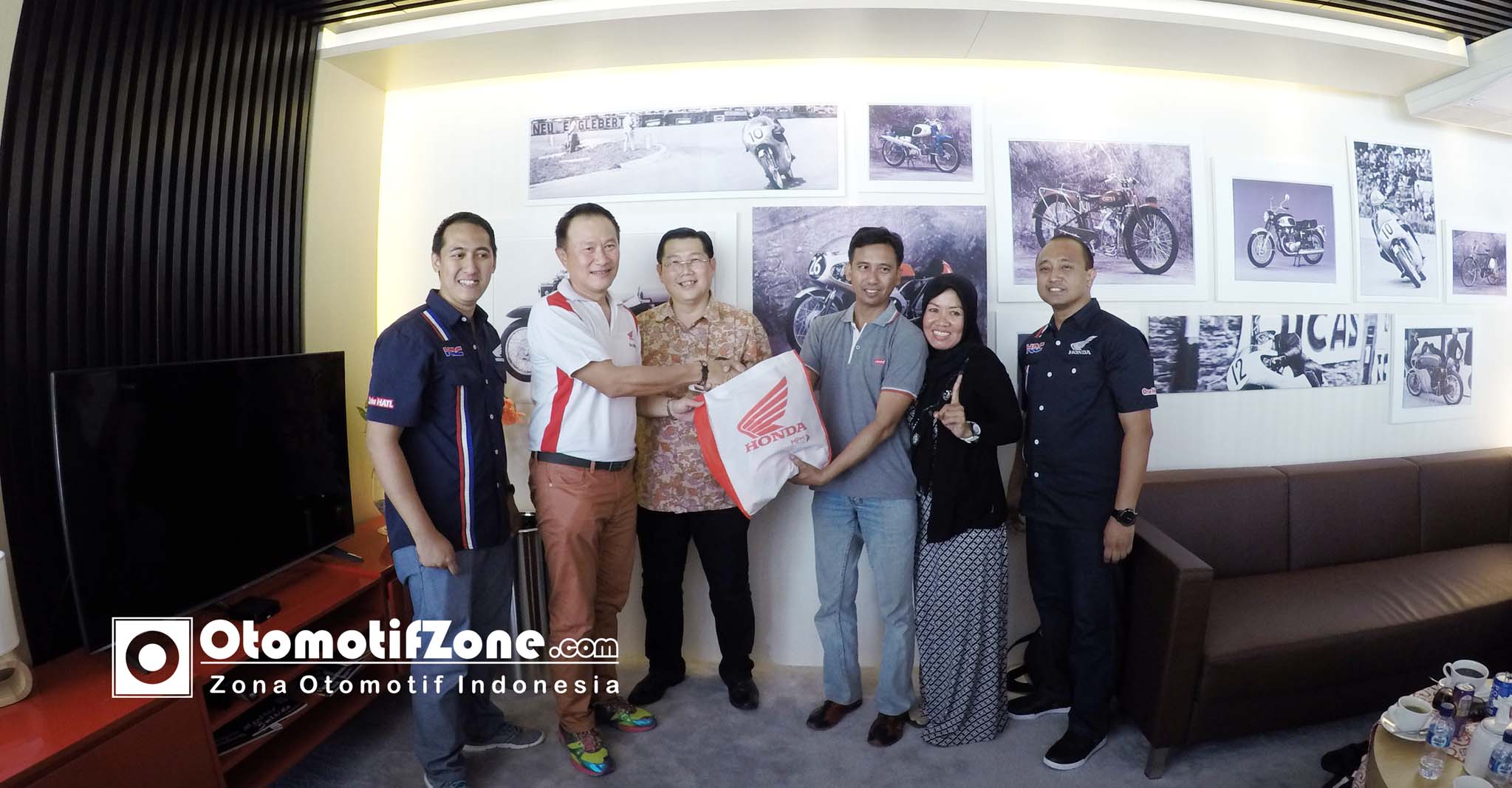 Dendy Sean, Director Marketing MPM (dua kiri) menyerahkan gift kepada konsumen setia Honda di MPM Simpang Dukuh, Surabaya
