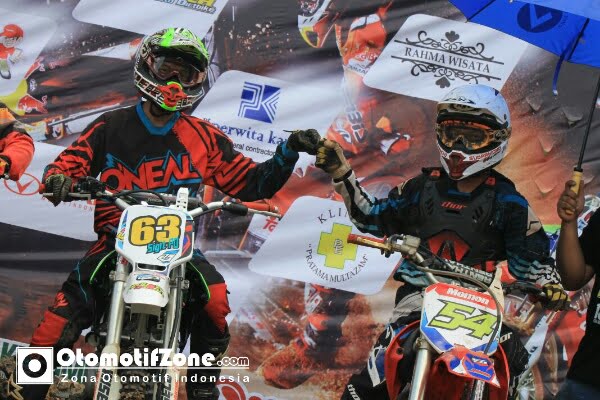 63 dan 54 kali ini duel di grasstrack.
