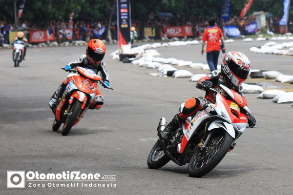 Adenanti kerja keras dari belakang.