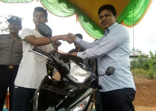 H. Handayani menyerahkan hadiah utama_resized