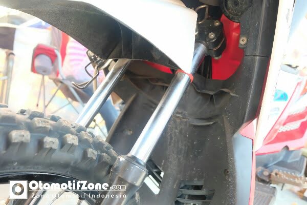 Shock depan pakai Suzuki Satria Fu.