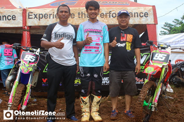 Iptu Ending (Kiri), Adi Bonhu (Tengah) dan Phil Supply (Kanan)