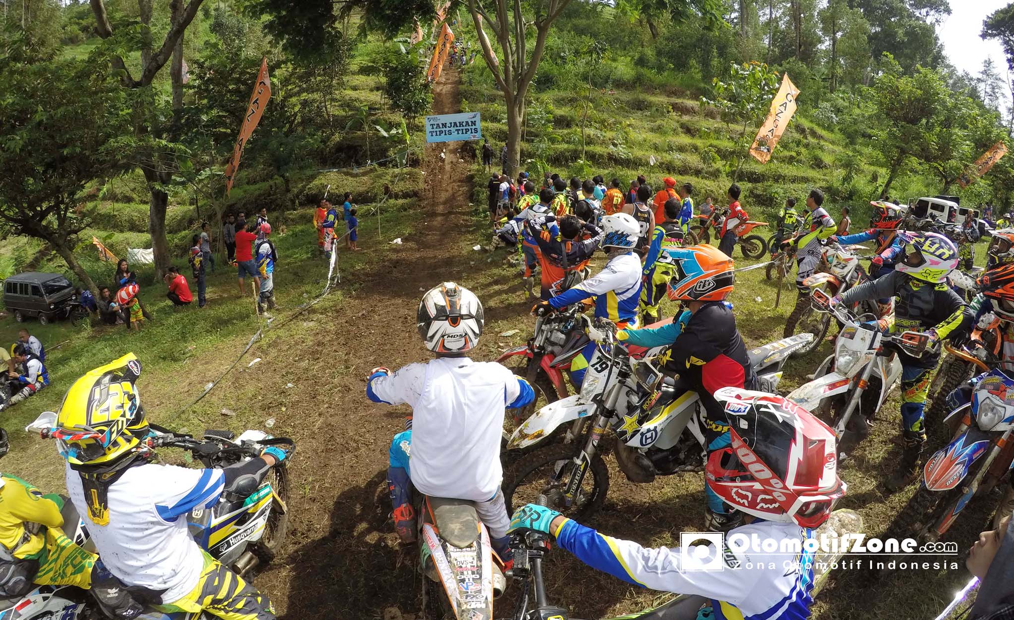 Para peserta menunggu giliran menaklukkan Tanjakan Tipis-Tipis