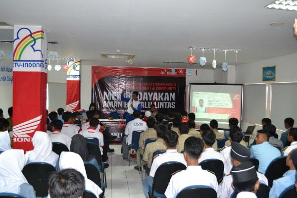 Peserta memperhatikan materi dengan serius 