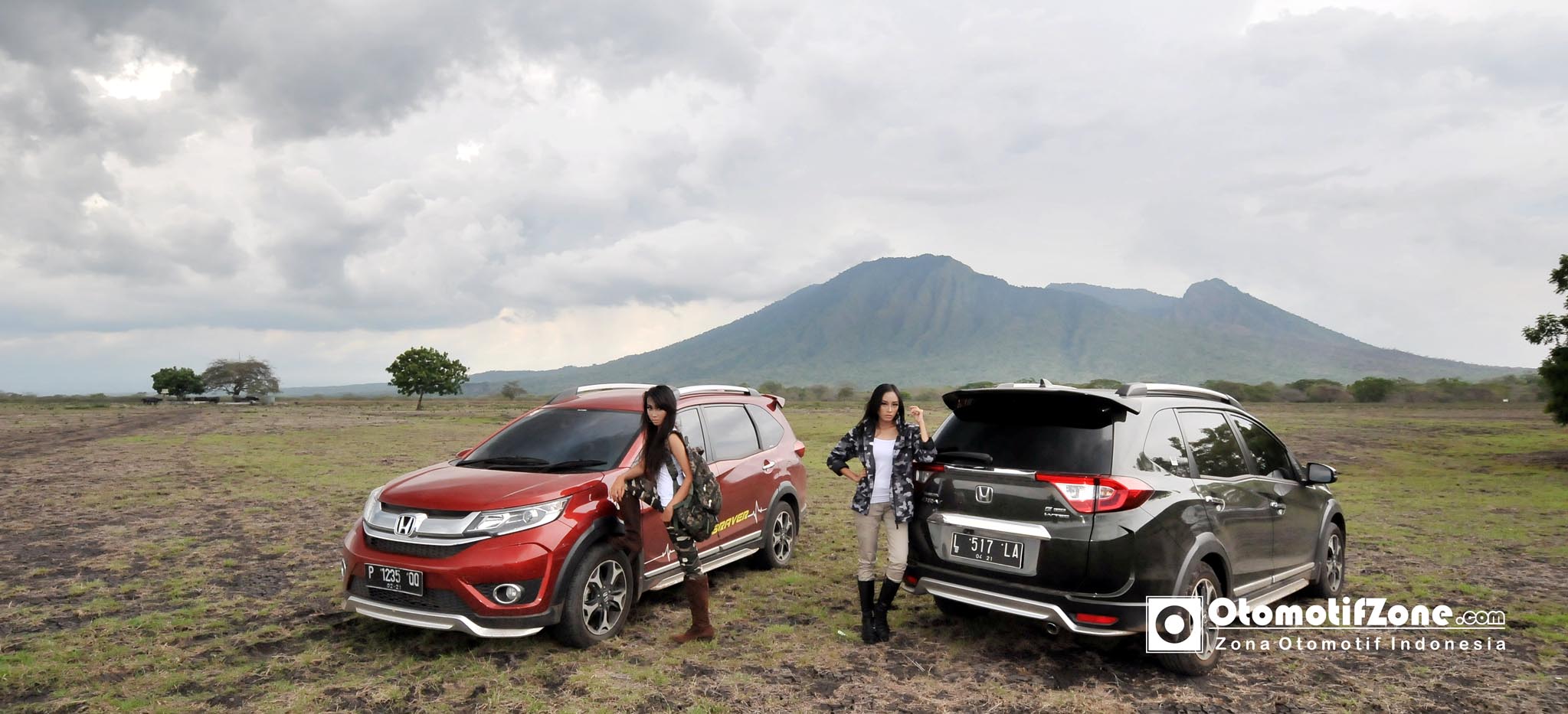 Dua orang model berpose dengan Honda BR-V melengkapi Braver Exotic Exploration Taman Nasional Baluran, Situbondo