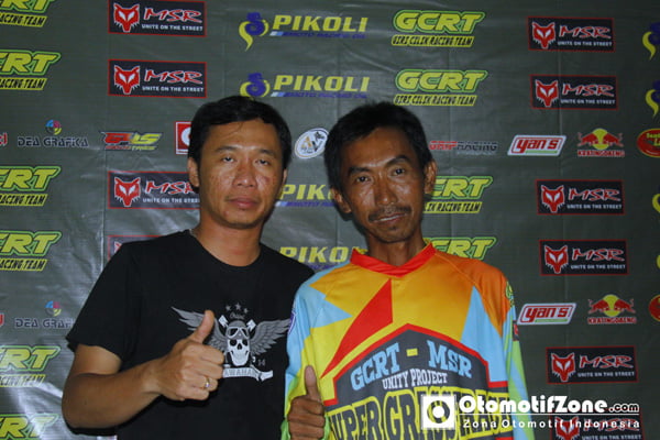H.Muhtar (kiri) bersama Anton Msr