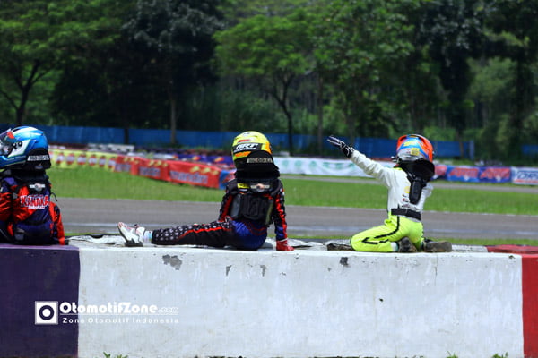 sang Abang memberi semangat