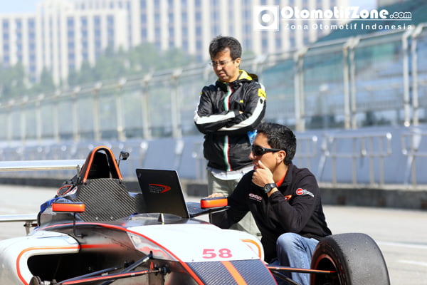 Stanley (manager) berdiri dan Julio Acosta