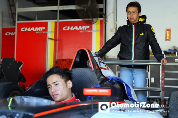 Stanley mengawasi proses seat fitting