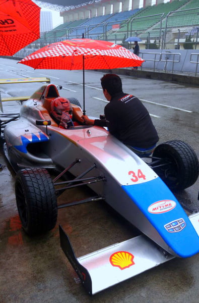 mendengarkan intruksi Julio Acosta