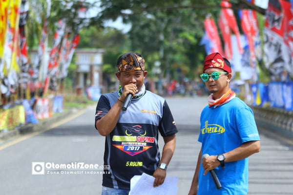 duet race commentator mengenakan ikat kepala lacak