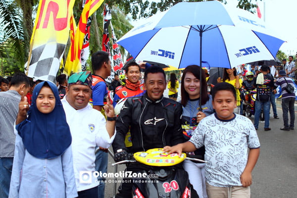 pembalap veteran dipayungi anak istri dan keluarga