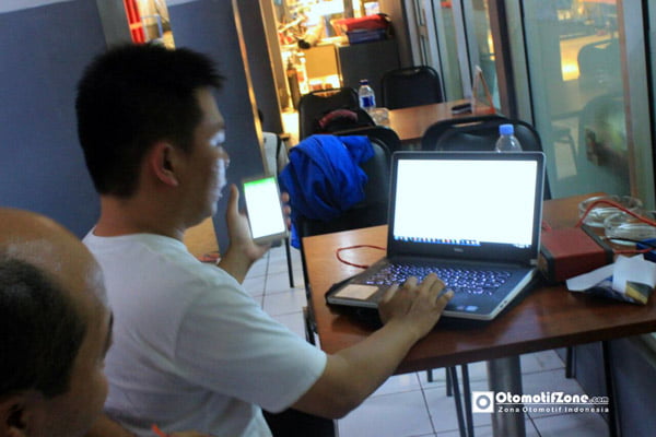 team OZ sedang melakukan tes live timing