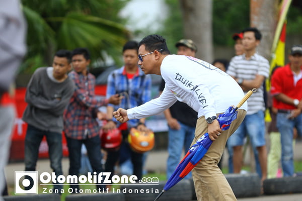 Aldi Memberi semangat