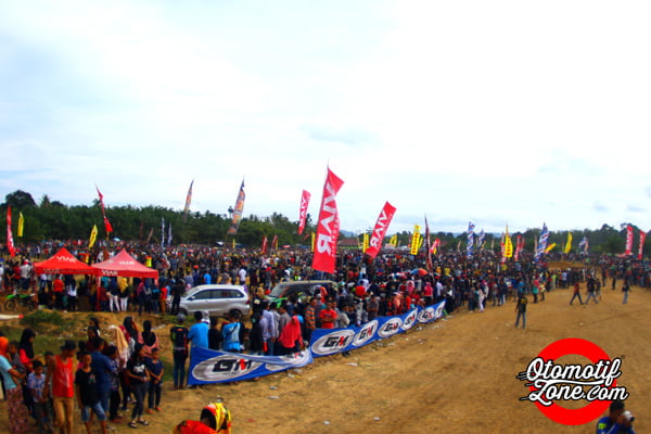 puluhan ribu penonton berjubel