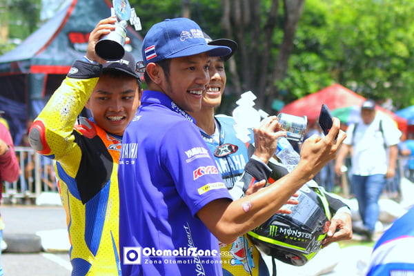Rey Ratukore bersama pembalap Yamaha