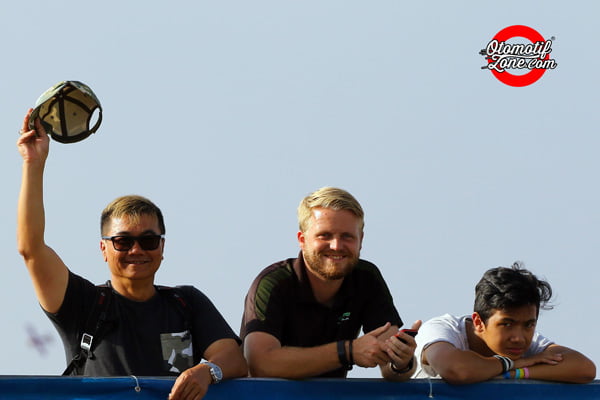 Prass bersama Handi Hardja (kiri) dan James Russell