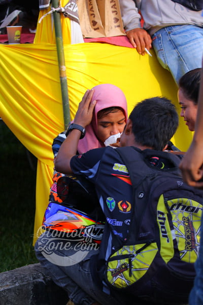 Sari Agustina menangis