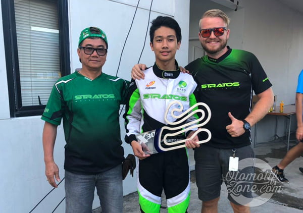 Prass diapit Handi Hardja (Ayah, kiri), dan James Rusell