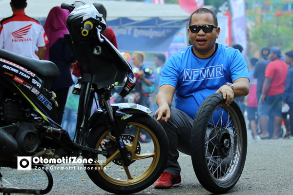 Dodiyanto menunjuk ban IRC fasti Pro matic, tangan kiri Fasti Pro bebek