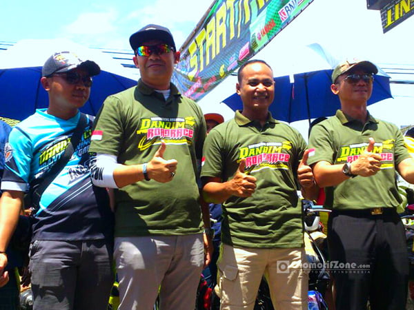 Tedy Golsom, kedua dari kiri