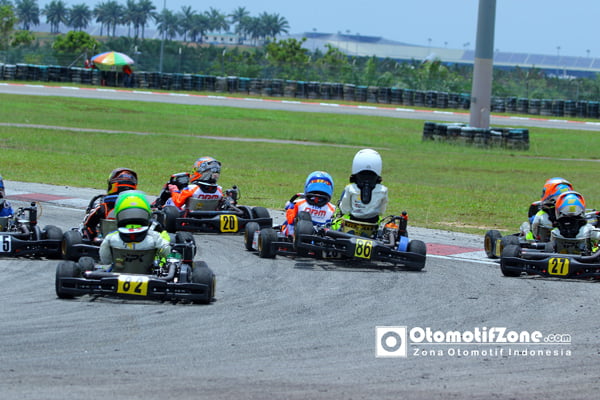 Duo Gandasari Racing menghindari crash