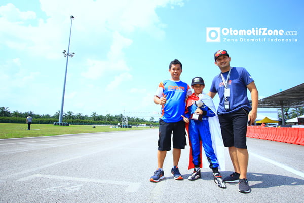 Kimi bersama Orang tua dan mekanik