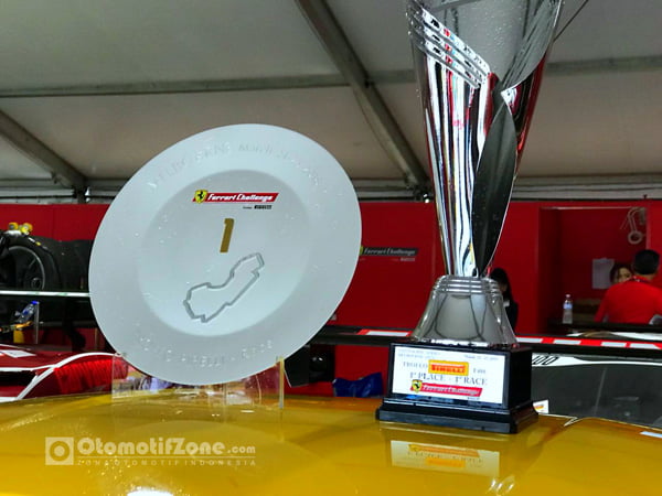 Tropy juara 1 Ferrari Challenge